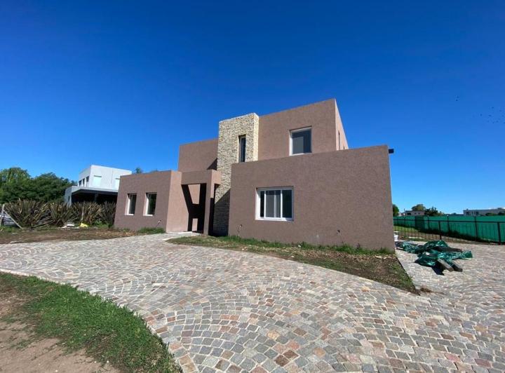 Casa · 386m² · 6 Ambientes · 4 Cocheras