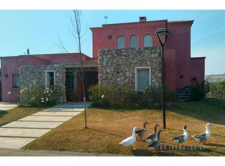 Casa · 260m² · 5 Ambientes · 1 Cochera