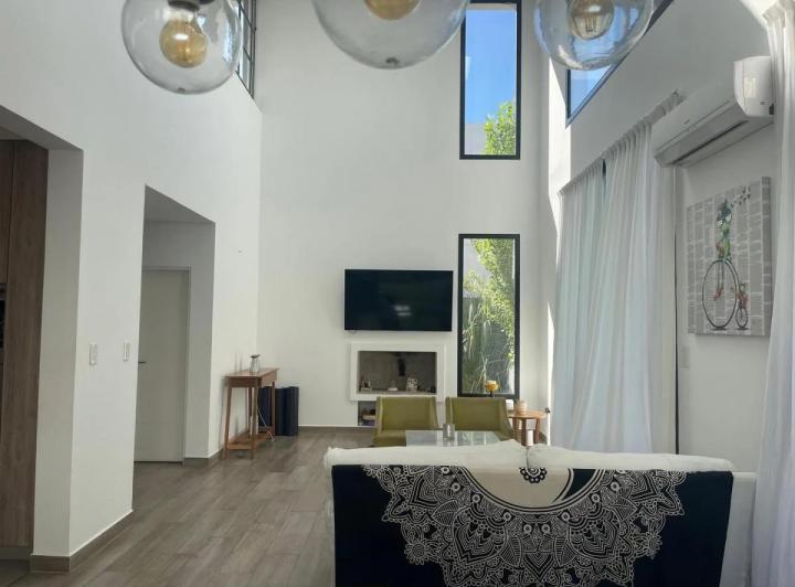 Casa · 270m² · 6 Ambientes · 2 Cocheras
