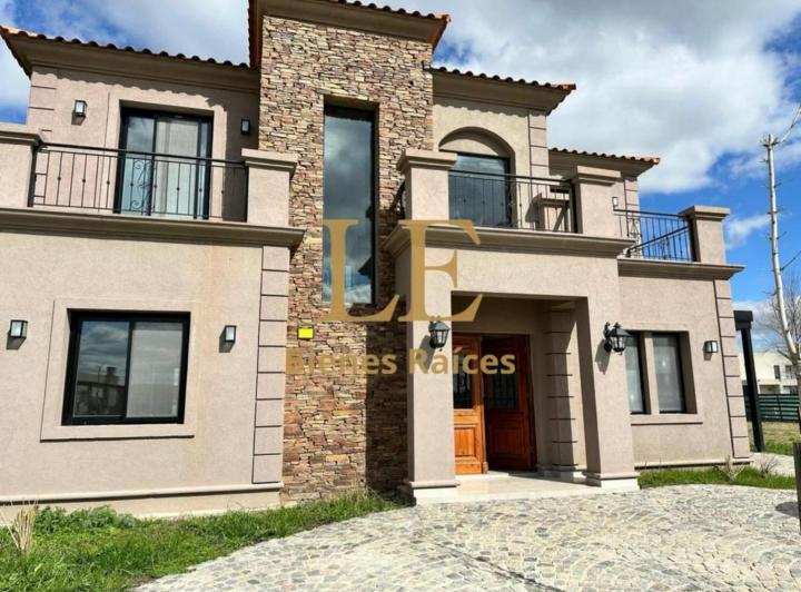 Casa · 276m² · 5 Ambientes · 6 Cocheras