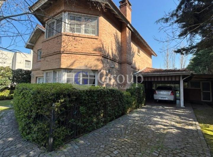 Casa · 220m² · 5 Ambientes · 1 Cochera