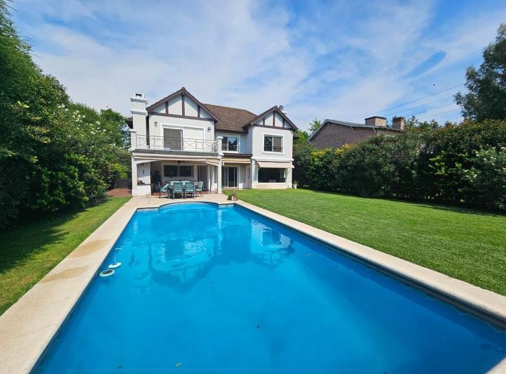 Casa · 244m² · 7 Ambientes · 4 Cocheras