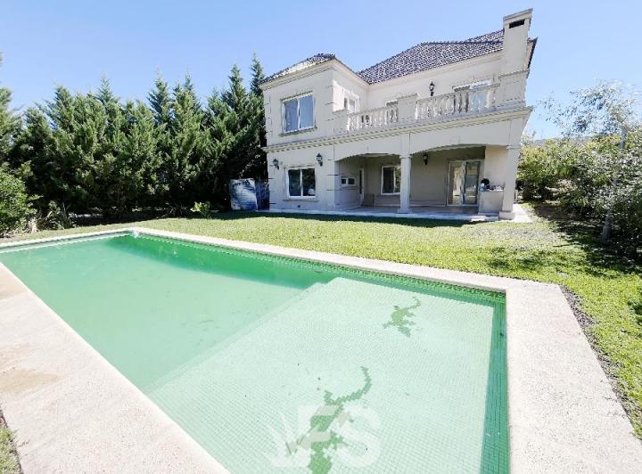 Casa · 310m² · 6 Ambientes · 2 Cocheras
