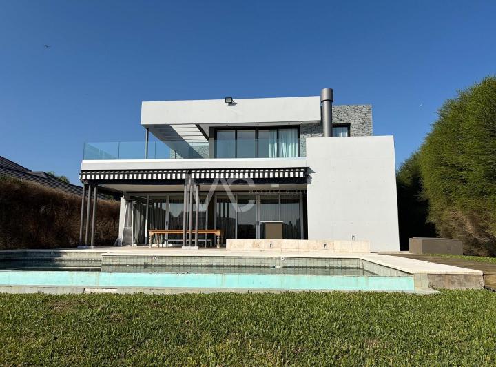 Casa · 317m² · 5 Ambientes · 2 Cocheras