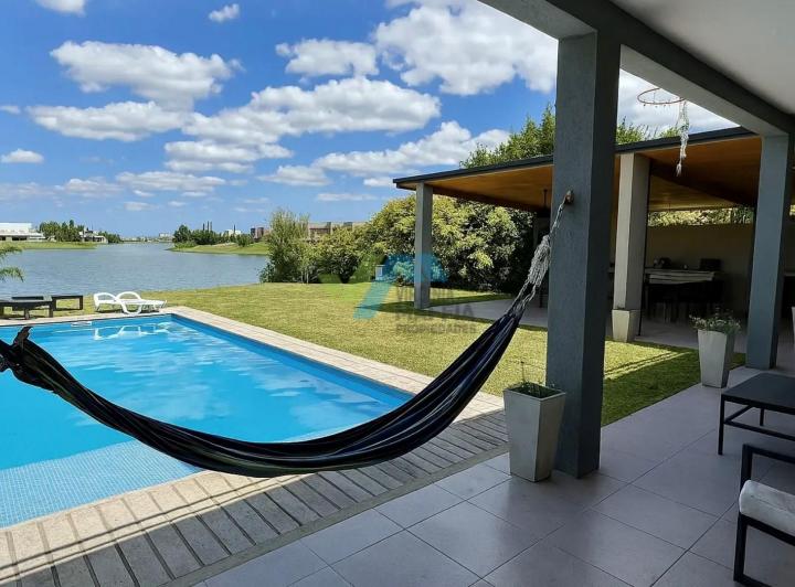 Casa · 340m² · 5 Ambientes · 2 Cocheras