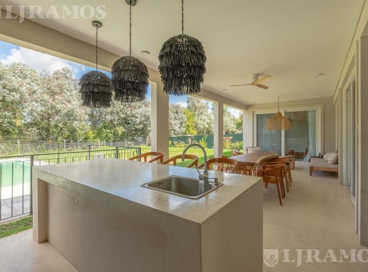 Casa · 300m² · 7 Ambientes · 4 Cocheras