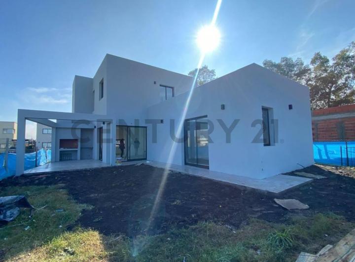 Casa · 190m² · 5 Ambientes · 3 Cocheras