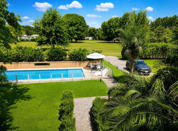 Casa · 288m² · 5 Ambientes · 4 Cocheras