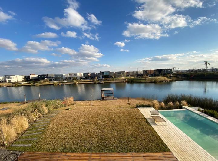 Casa · 239m² · 6 Ambientes · 4 Cocheras