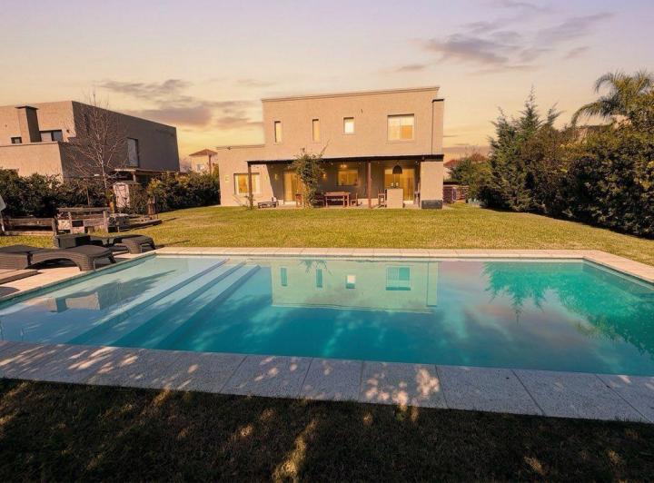 Casa · 165m² · 4 Dormitorios · 4 Cocheras