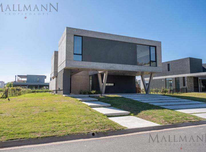 Casa · 277m² · 7 Ambientes · 1 Cochera