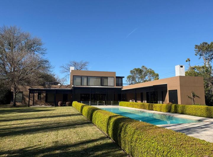 Casa · 357m² · 7 Ambientes · 2 Cocheras
