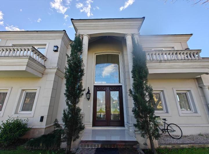 Casa · 248m² · 5 Ambientes · 4 Cocheras