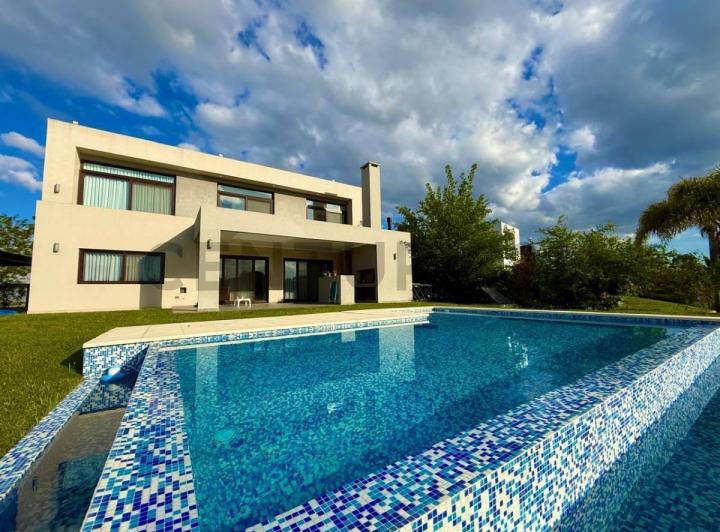 Casa · 239m² · 6 Ambientes · 4 Cocheras