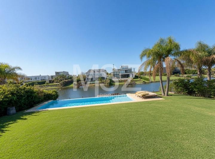 Casa · 371m² · 6 Ambientes · 2 Cocheras