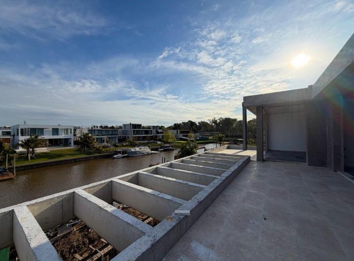 Casa · 515m² · 8 Ambientes · 2 Cocheras