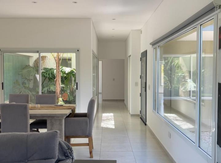 Casa · 187m² · 5 Ambientes · 4 Cocheras