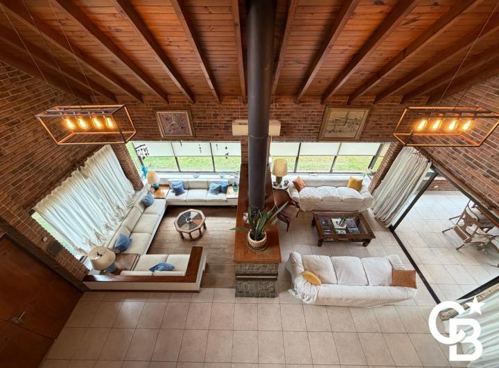 Casa · 310m² · 6 Ambientes · 4 Cocheras
