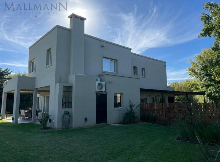 Casa · 285m² · 6 Ambientes · 2 Cocheras