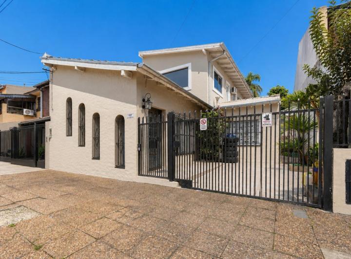 Casa · 240m² · 6 Ambientes · 1 Cochera