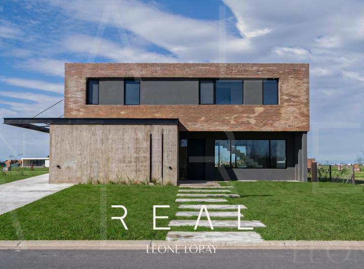 Casa · 230m² · 5 Ambientes · 4 Cocheras