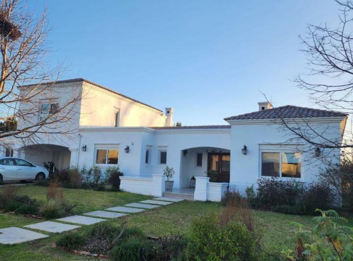 Casa · 419m² · 7 Ambientes · 2 Cocheras