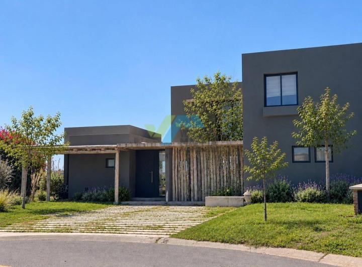 Casa · 260m² · 5 Ambientes · 6 Cocheras