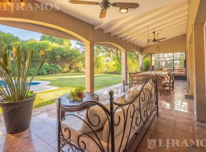 Casa · 240m² · 7 Ambientes · 4 Cocheras