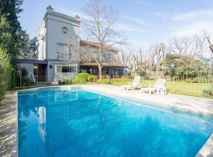 Casa · 230m² · 6 Ambientes · 2 Cocheras