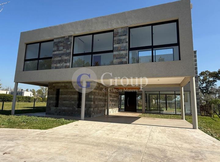 Casa · 208m² · 6 Ambientes · 1 Cochera