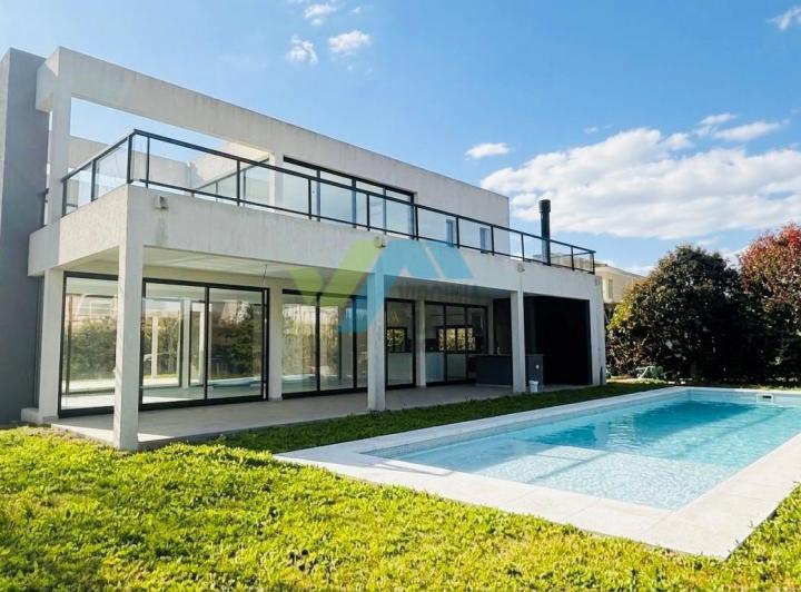Casa · 260m² · 6 Ambientes · 2 Cocheras