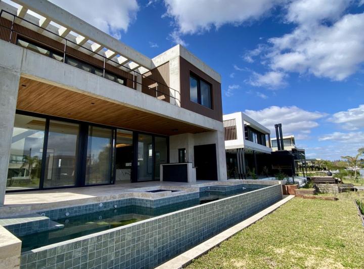 Casa · 380m² · 7 Ambientes · 6 Cocheras