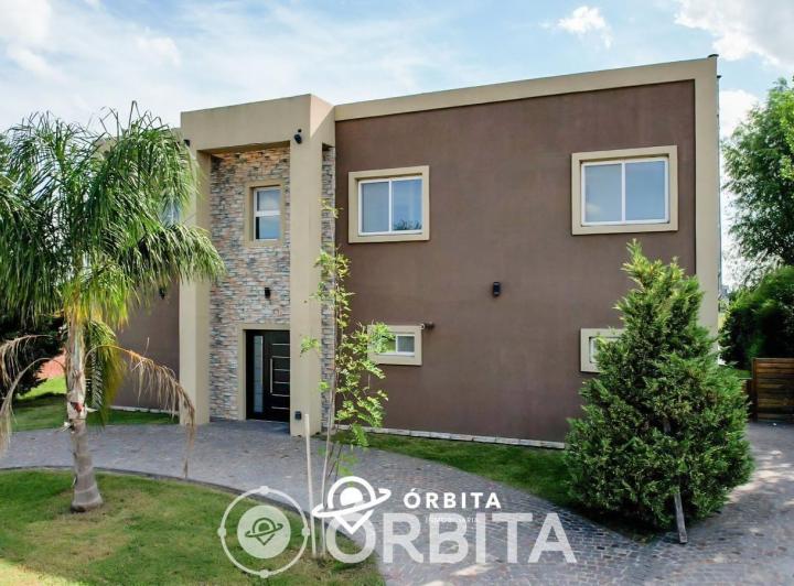 Casa · 210m² · 7 Ambientes · 3 Cocheras