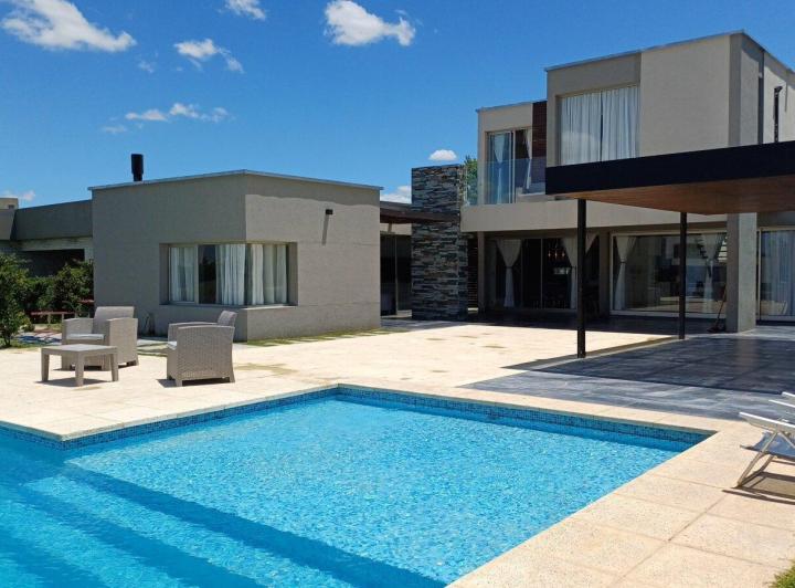 Casa · 165m² · 5 Ambientes · 3 Cocheras