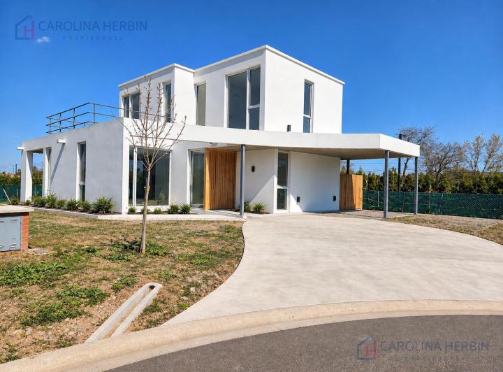 Casa · 180m² · 4 Ambientes · 3 Cocheras