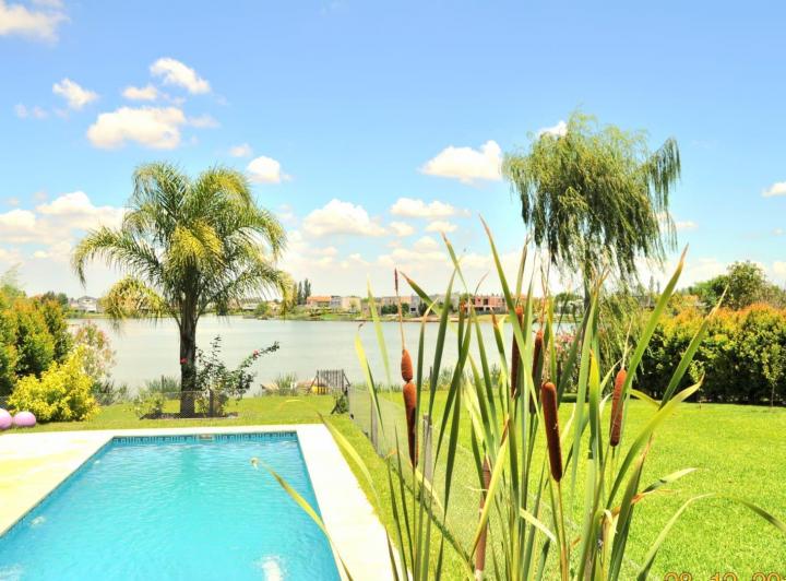 Casa · 268m² · 6 Ambientes · 2 Cocheras