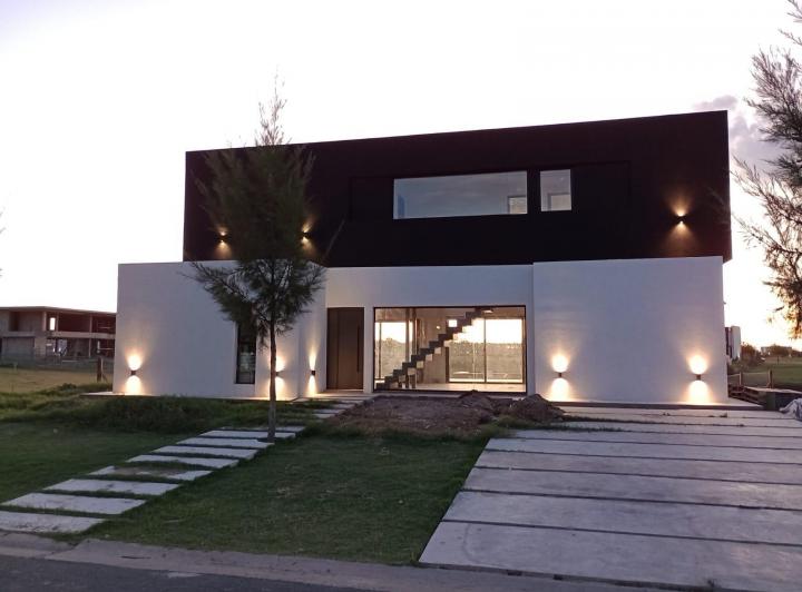 Casa · 200m² · 4 Dormitorios · 5 Cocheras