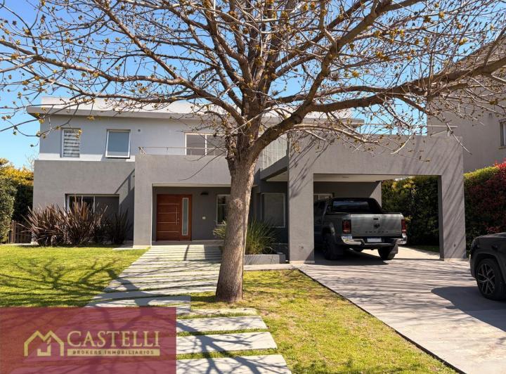 Casa · 246m² · 6 Ambientes · 2 Cocheras