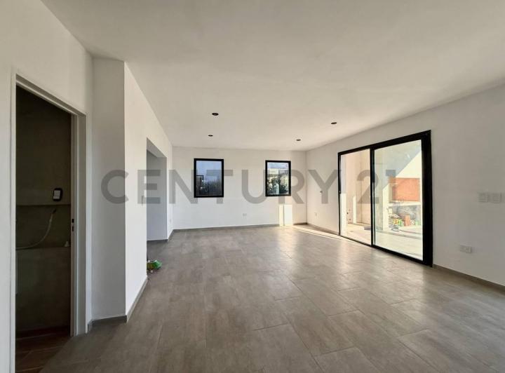 Casa · 215m² · 6 Ambientes · 2 Cocheras