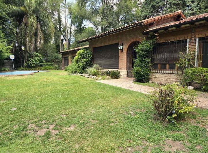 Casa · 235m² · 5 Ambientes · 5 Cocheras
