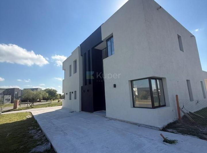 Casa · 300m² · 6 Ambientes · 1 Cochera