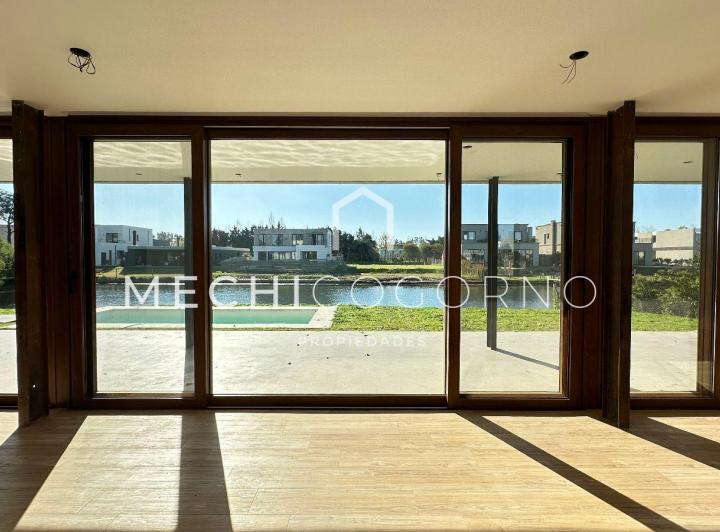 Casa · 252m² · 5 Ambientes · 4 Cocheras