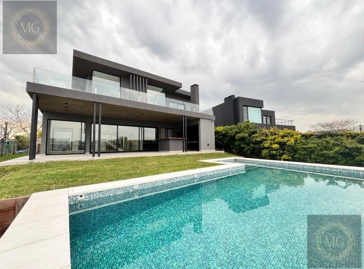 Casa · 350m² · 6 Ambientes · 2 Cocheras