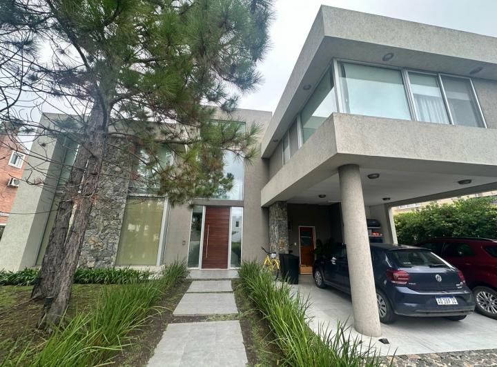 Casa · 910m² · 10 Ambientes · 4 Cocheras