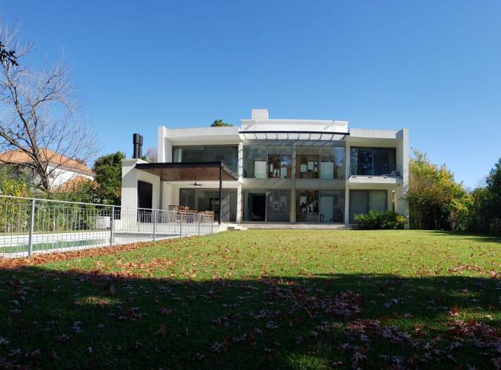Casa · 380m² · 6 Ambientes · 2 Cocheras