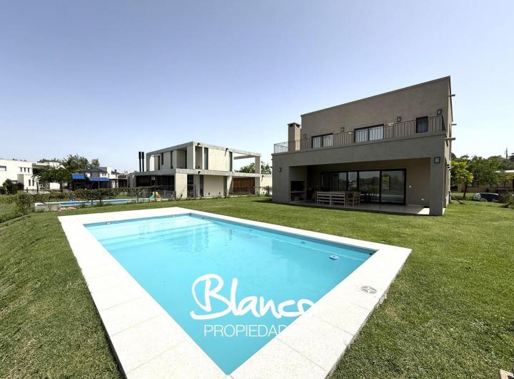 Casa · 271m² · 5 Ambientes · 2 Cocheras