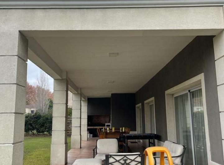 Casa · 225m² · 5 Ambientes · 2 Cocheras
