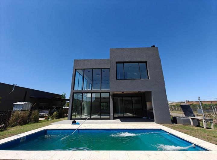 Casa · 200m² · 5 Ambientes · 2 Cocheras