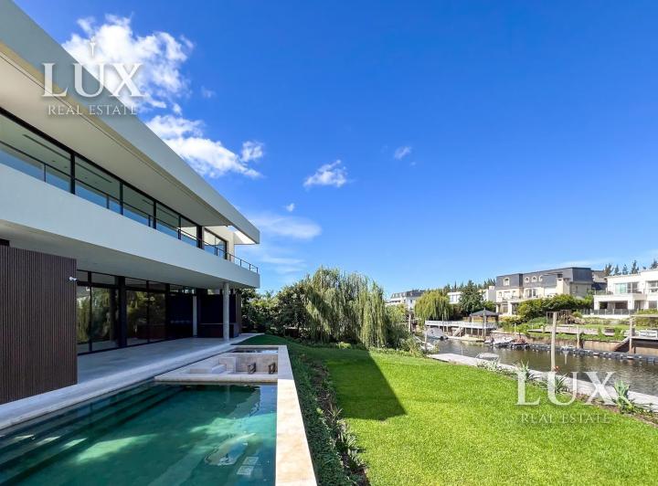 Casa · 515m² · 8 Ambientes · 4 Cocheras