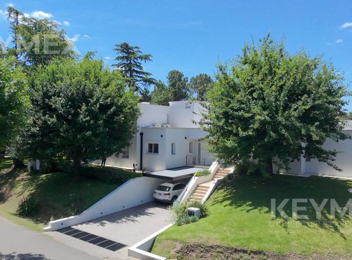 Casa · 322m² · 8 Ambientes · 5 Cocheras